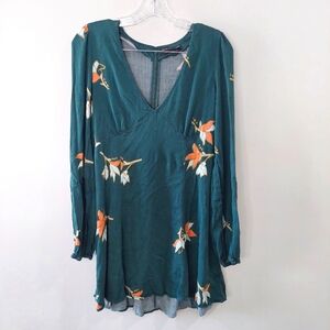 Urban Outfitters Dress green floral Large v-neck above knee long peasant sleeves